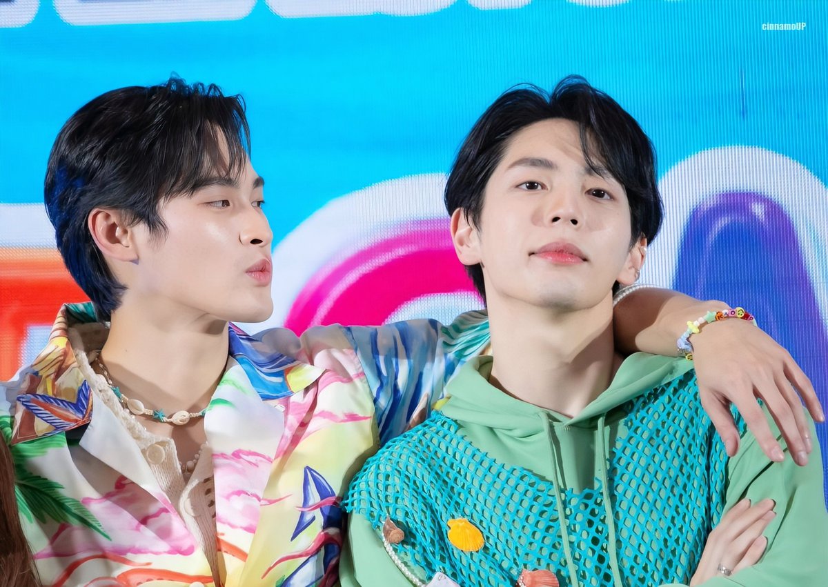 Kao Morning🖤
Mayo MorningUp🤍
KaoUp Morning🖤🤍

3連休中日
風が冷たくて寒い🍃
今日も仕事でまったく連休感がないけど、のんびり頑張るぞー😗

KaoUp＆KupAoのみんなにとって楽しい週末になりますように🙏😊🎶

😾Have a nice weekend🐰

Cr.on pic
#number_9th #uppoompat
#เก้าอัพ #กั๊พอ้าว