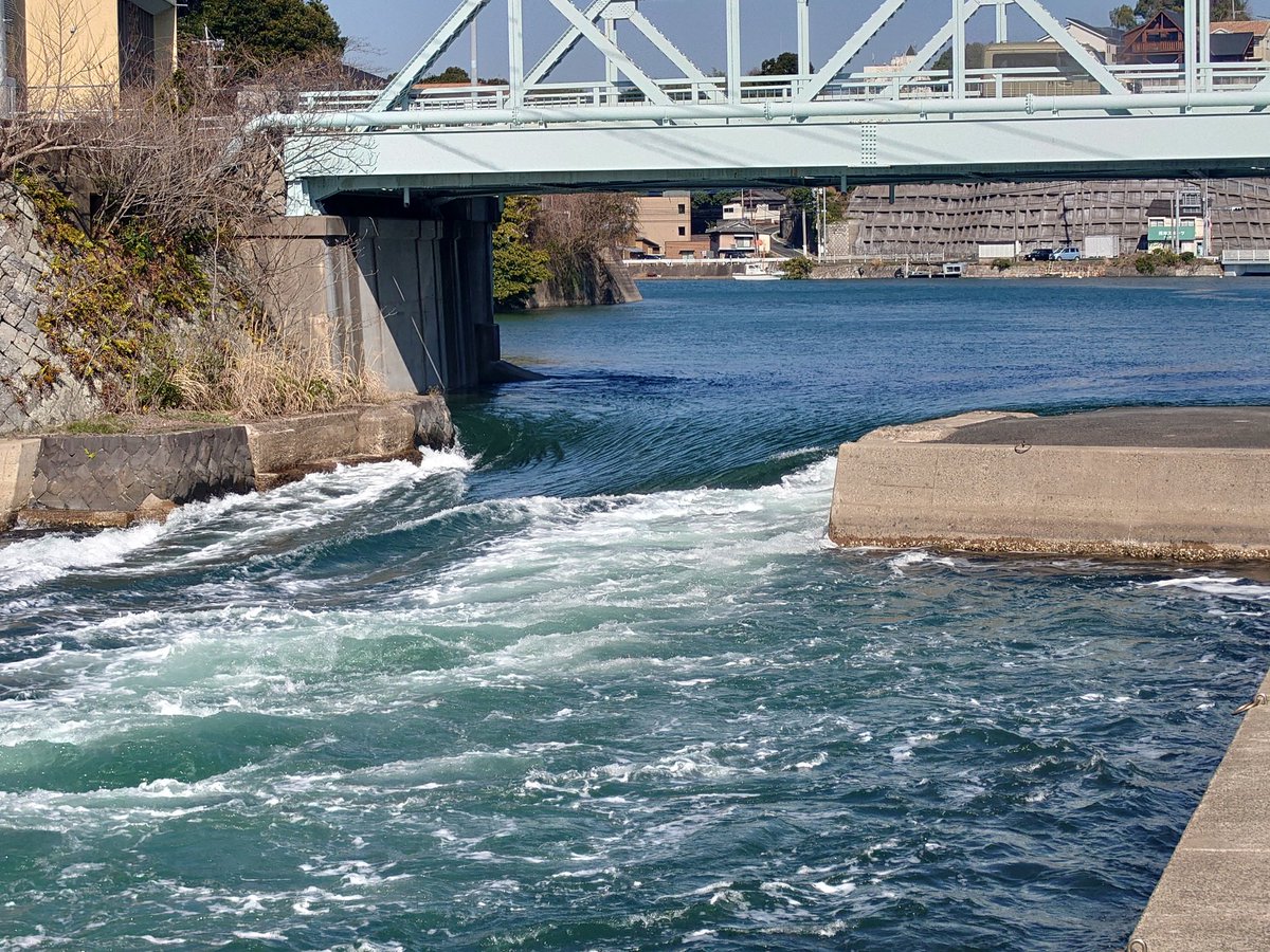 3hzNQciU1VRQZOe's tweet photo. 早岐瀬戸

脚のある方は一見して欲しい
川ではない、もっとも狭い海峡を
(厳密には海峡ではないらしいですが）
昼間と夜で流れが変わるこの潮を
この迫力のある流れを
間近で見るとホントスゴイ

ここは一見する価値がある所と思いますぞ😙

#佐世保 
#観潮橋 https://t.co/flCrjEJ9x2