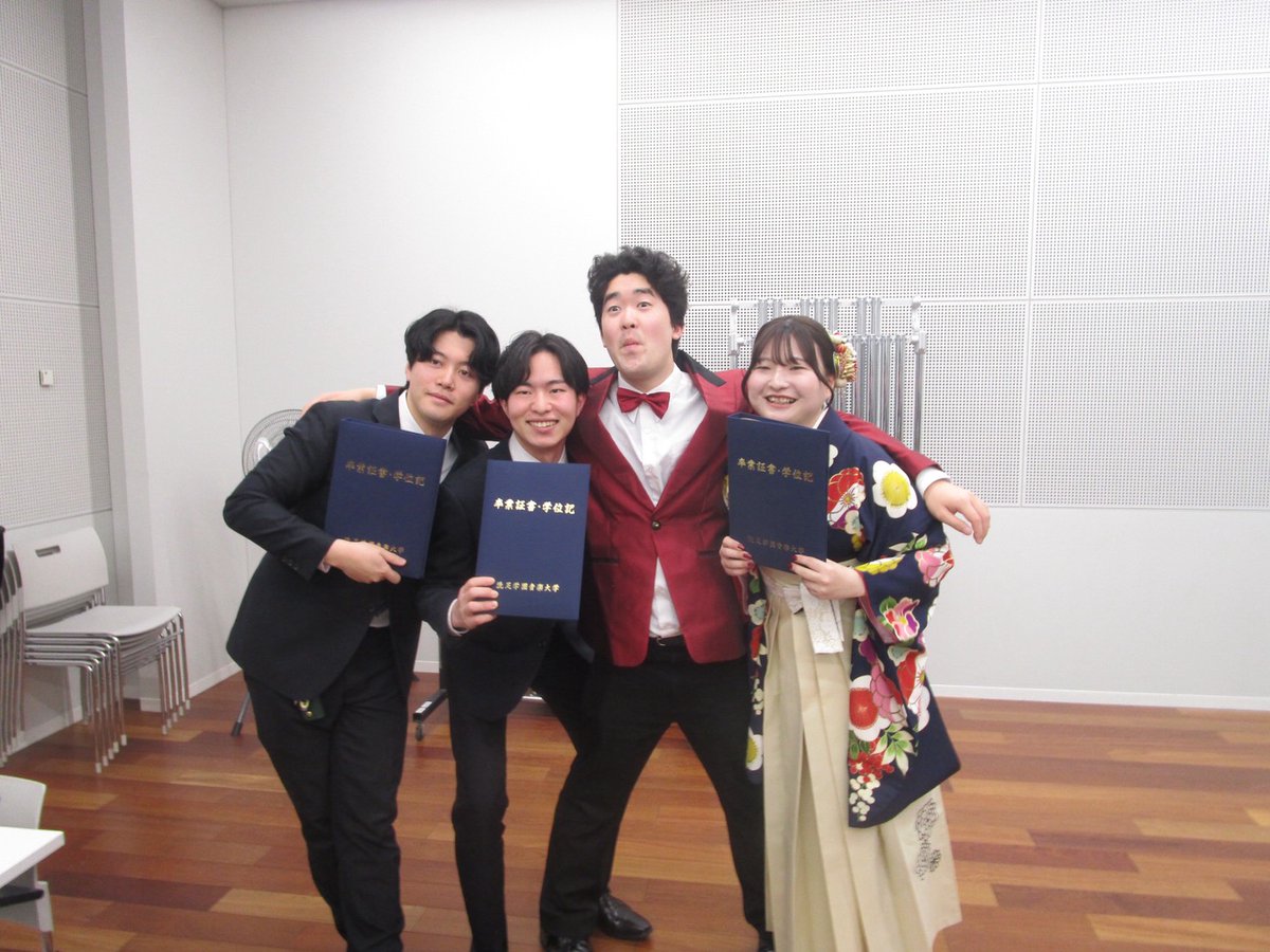 senzoku_ET's tweet photo. 3月18日、ユーフォ専攻生4名、テューバ専攻生4名が卒業を迎えました🌸
4月から新入生を迎え、新たなメンバーでの活動となりますが、今後ともユーフォニアム、テューバ研究会の応援をどうぞ宜しくお願いいたします🙇‍♀️ https://t.co/LRibLfcb3q