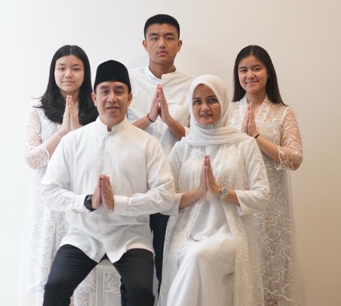 DidikMukrianto's tweet photo. Idul Fitri dan Kesetiakawanan Sosial, Kembali ke Fitrah Berbagi dan Peduli

Hari raya Idul Fitri bukan sekadar momen kemenangan spiritual setelah Ramadan, melainkan juga panggilan kuat bagi kesetiakawanan sosial. Di tengah euforia Lebaran, baju baru, hidangan melimpah, dan silaturahmi, ada realitas yang tak boleh diabaikan: ketimpangan ekonomi dan kemiskinan yang masih membayangi jutaan keluarga di Indonesia.

Menurut data Badan Pusat Statistik (BPS) terbaru per September 2025, jumlah penduduk miskin di Indonesia mencapai sekitar 23,36 juta orang, atau 8,25% dari total penduduk. Meski angka ini menunjukkan tren penurunan (turun sekitar 490 ribu orang dibanding Maret 2025), ketimpangan tetap menjadi pekerjaan rumah besar. Kekayaan terkonsentrasi di segelintir orang, sementara jutaan lainnya berjuang memenuhi kebutuhan dasar, terutama menjelang dan saat Idul Fitri, ketika biaya hidup melonjak karena kebutuhan lebaran.

Puasa Ramadan sebenarnya telah melatih kita untuk merasakan empati mendalam terhadap mereka yang kelaparan setiap hari, bukan hanya sebulan. Zakat fitrah, yang wajib dibayarkan sebelum shalat Id, hadir sebagai instrumen paling langsung untuk mengatasi hal ini. Zakat fitrah bukan sekadar membersihkan harta dan jiwa dari dosa puasa, tapi juga memastikan bahwa setiap muslim termasuk yang paling miskin bisa merayakan Idul Fitri dengan layak, bisa makan, berpakaian, dan merasakan kebahagiaan. Inilah wujud nyata kesetiakawanan sosial dalam Islam, kemenangan tidak sempurna jika ada saudara yang masih tertinggal di belakang.

Baznas RI melaporkan bahwa pengelolaan zakat nasional pada 2025 berhasil mengentaskan ratusan ribu jiwa dari kemiskinan, termasuk kontribusi langsung terhadap pengurangan kemiskinan ekstrem. Zakat menjadi salah satu pilar penting dalam upaya nasional mengatasi ketimpangan.

Saat pulang kampung, banyak yang membawa oleh-oleh, THR, atau bantuan untuk keluarga dan tetangga yang kurang mampu. Ini bukan hanya tradisi, tapi redistribusi ekonomi sederhana yang membantu pemerataan.

Dari takjil gratis lintas agama hingga paket sembako untuk panti asuhan dan korban bencana, semua ini memperkuat solidaritas dan mengurangi beban kelompok rentan.

Pemerintah dan lembaga zakat saling bersinergi menyalurkan jutaan paket bantuan menjelang Idul Fitri, sebagai bentuk nyata kepedulian terhadap ketimpangan.

Namun, tantangannya nyata. Di balik kemewahan Lebaran modern, belanja berlebih, kemacetan mudik, dan pesta pora, ada risiko kesetiakawanan sosial justru tergerus oleh individualisme. 

Ketimpangan ekonomi yang melebar membuat sebagian masyarakat merayakan Idul Fitri dengan suka cita berlimpah, sementara yang lain hanya bisa menatap dari kejauhan.

Idul Fitri yang sejati adalah ketika kemenangan spiritual diwujudkan dalam kemenangan sosial, tidak ada lagi yang kelaparan di sekitar kita, tidak ada lagi anak yang tak bisa berbaju baru karena kemiskinan. Rasulullah SAW mengingatkan, “Sebaik-baik manusia adalah yang paling bermanfaat bagi manusia lainnya.” Zakat, sedekah, dan kepedulian saat Idul Fitri adalah cara kita mewujudkan itu, mengurangi jurang ketimpangan, mengentaskan kemiskinan, dan membangun masyarakat yang lebih adil.

Mari jadikan Idul Fitri bukan hanya hari kumpul keluarga, tapi juga hari kumpul kemanusiaan. Berbagi senyum, makanan, maaf, dan rezeki terutama kepada mereka yang paling membutuhkan. Dengan begitu, kemenangan kita tidak hanya bersifat pribadi, tapi juga kolektif.

Selamat Idul Fitri 1447 H. Taqabbalallahu minna wa minkum. Semoga Allah menerima amal ibadah kita, dan semoga kepedulian terhadap ketimpangan serta upaya pengentasan kemiskinan terus menguat di antara kita, jauh setelah takbir Id berkumandang.

#IdulFitriBerbagi #LebaranPeduli #FitriKesetiakawanan #IdulFitriSosial #KemenanganBerbagi