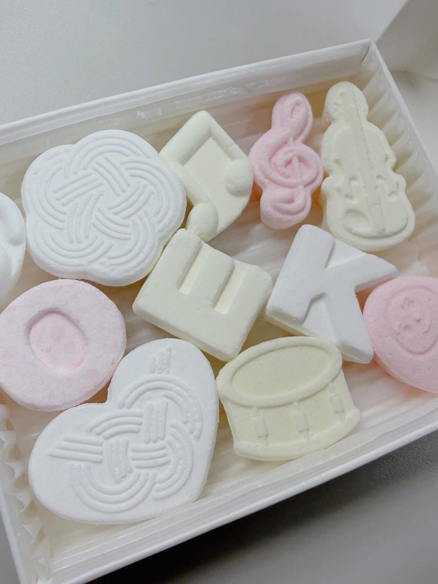 oekjp's tweet image. お風呂で楽しむ癒しの入浴剤🛁和菓子の木型から生まれた《#oek  音のしずく》。宝達葛と能登の塩など石川の素材を使いひと粒ずつ丁寧に手作りされてます。
お湯に入れるとしゅわっと広がる炭酸とやさしい香り。1回の入浴に3.4粒使用💁‍♀️
会場限定にて販売⚠️💻ではされません。公演後の余韻をこちらでも♨️