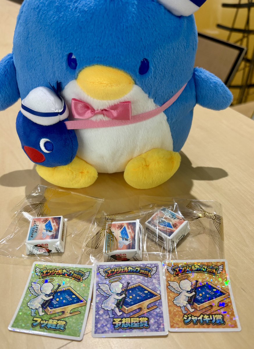 Kana_na8282's tweet photo. エンジェルカップに行ってきました！
トロフィー豪華で演出も凄くて運営の方々のホスピタリティ満点。成績はだめだめでしたが、賞を３つも貰って嬉しい🥰可愛すぎるローマのKLASKも見せて貰って楽しかった〜！！フッ軽賞🏃‍♀️最高😂対戦ありがとうございました！ https://t.co/Vcv34eYYtU