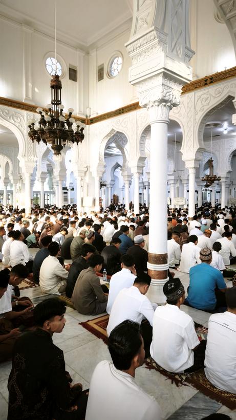 cutbiet's tweet photo. Shalat Idul Fitri di Masjid Raya Baiturrahman Banda Aceh. https://t.co/aTOJsgXtTD