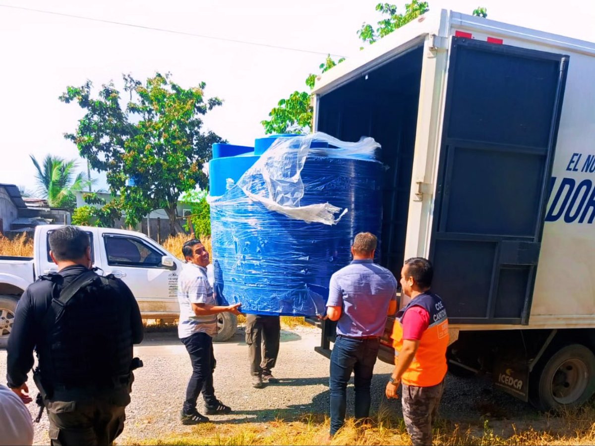 GoberElOro's tweet photo. 📍#Seguimiento
El gdor. @FranciscoMinuch  junto a @Riesgos_Ec y @CNEL_EP, realizó la entrega de tres tanques de almacenamiento de agua para abastecer a familias afectadas por la época lluviosa en sectores como Ladrillera, 12 de Octubre, Mi Lindo Ecuador, Los Girasoles y Guarumal. https://t.co/drJTiTwkcZ