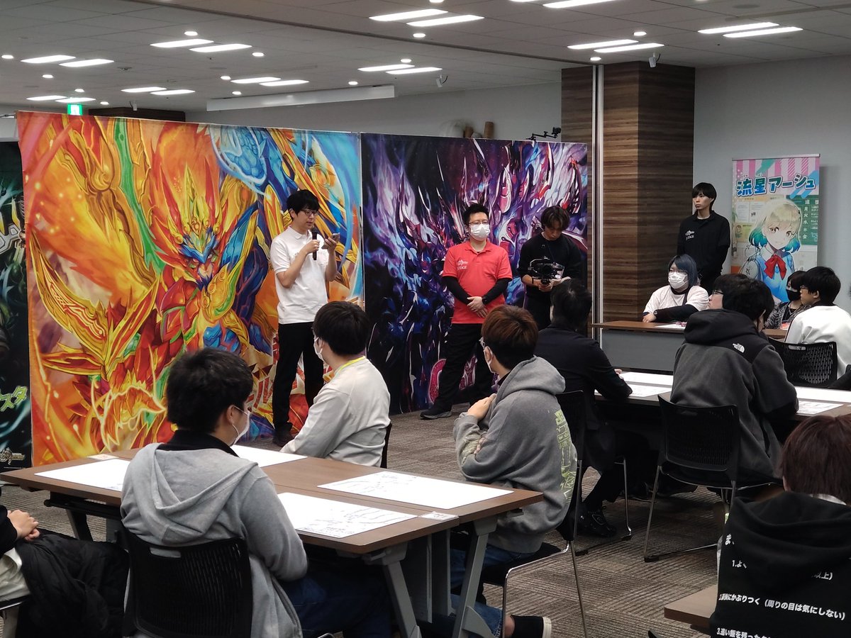 ヘッドジャッジのアナウンス中。日本一を決める大激戦、間もなく始まりますーーーーー！！

#デュエマ