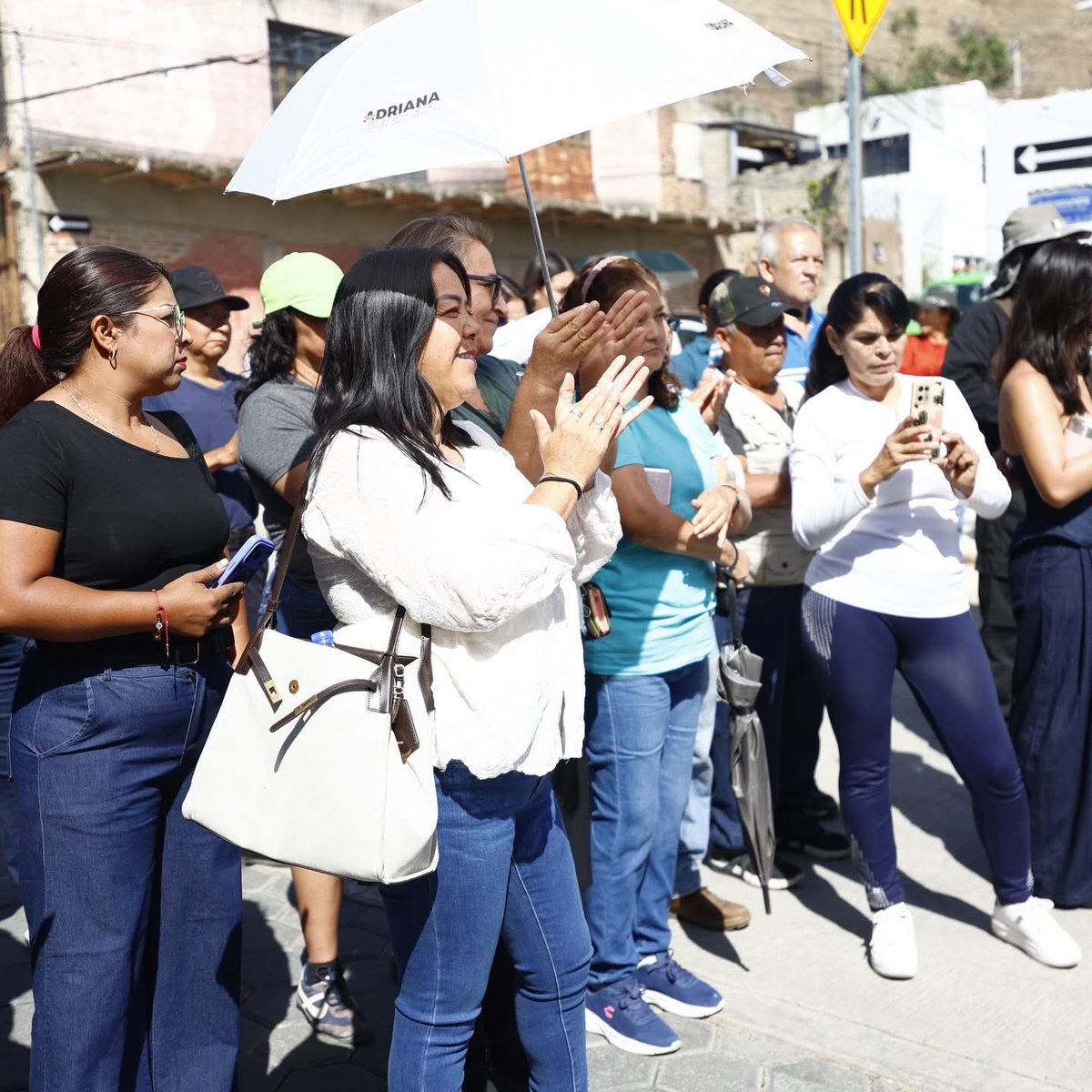 En <a href="/ZapopanGob/">Gobierno de Zapopan</a> refuerzan obra pública en colonias; perfilan figuras de <a href="/MovCiudadanoJal/">Movimiento Ciudadano Jalisco</a> rumbo a la Ex Villa Maicera, <a href="/isauraamadorn/">Isaura Amador</a> y <a href="/MonicaMgn/">Mónica Magaña</a> Magaña  
afondojalisco.com/zapopan-refuer…