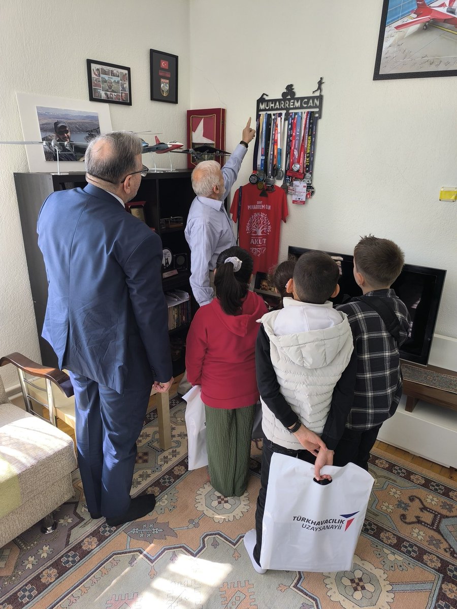 numansarac's tweet photo. Şehitler Haftası münasebetiyle, Eskişehir’de meydana gelen orman yangınında şehit olan Yüksek Mühendis Muharrem Can’ı rahmet ve minnetle yâd ettik.Şehidimizin baba ocağını ziyaret ederek kıymetli babası, emekli öğretmen İbrahim Can amcamızla bir araya geldik. https://t.co/aiFbpwhThO