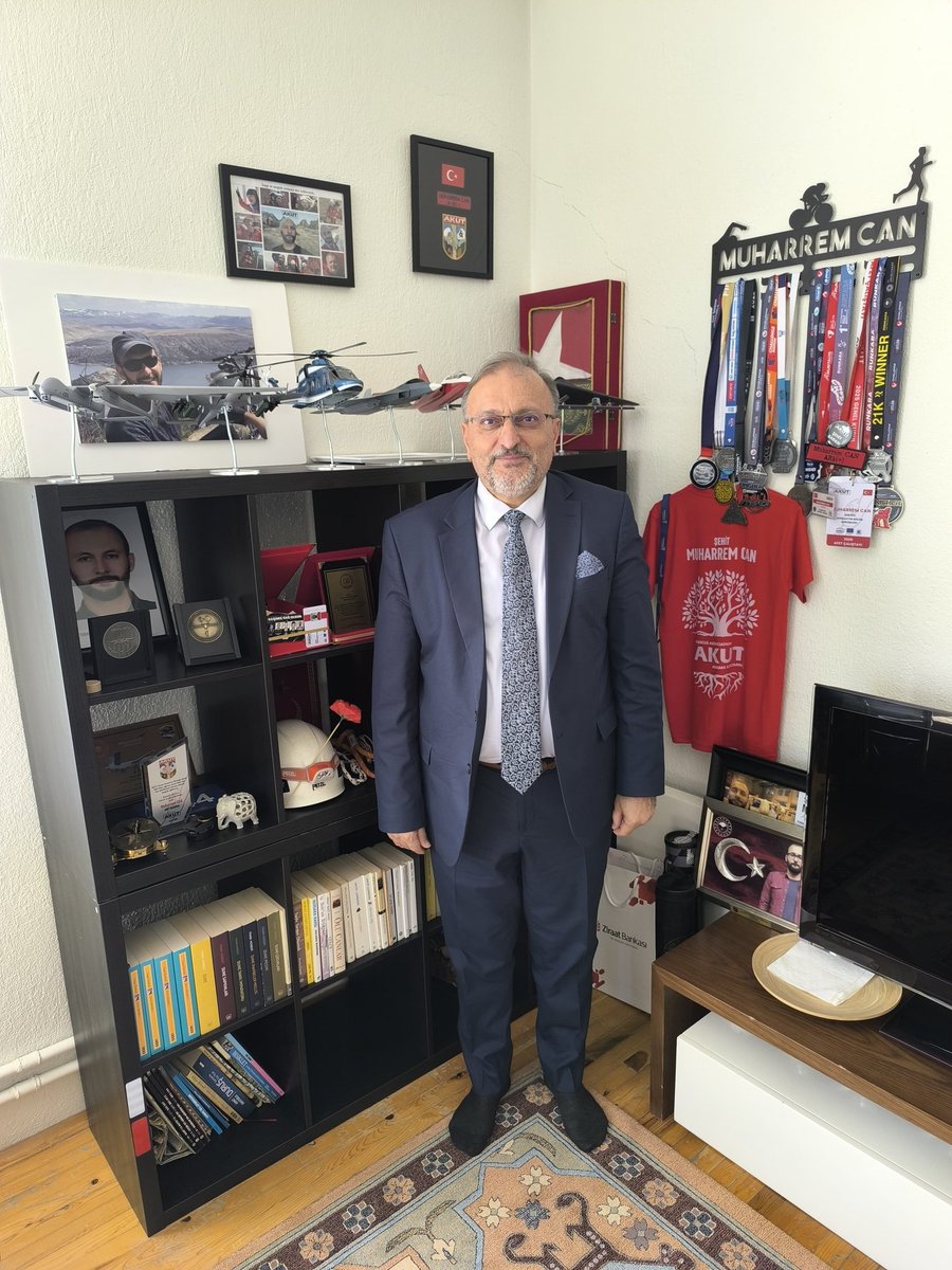 numansarac's tweet photo. Şehitler Haftası münasebetiyle, Eskişehir’de meydana gelen orman yangınında şehit olan Yüksek Mühendis Muharrem Can’ı rahmet ve minnetle yâd ettik.Şehidimizin baba ocağını ziyaret ederek kıymetli babası, emekli öğretmen İbrahim Can amcamızla bir araya geldik. https://t.co/aiFbpwhThO