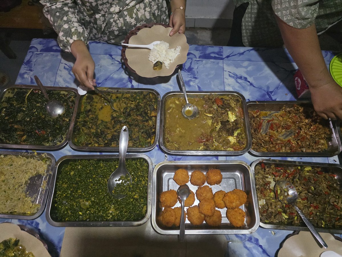 fxpradipta's tweet photo. Rumah mbahku menunya sambel cumi, tongseng, bihun, nugget (bikin sendiri), bekicot, dll. Tanpa opor dan minim santan👍🏻 https://t.co/ulNj7krEXz