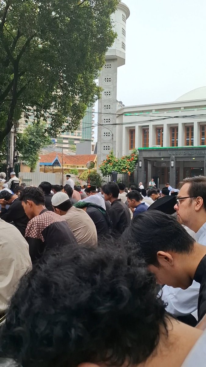 eCall__'s tweet photo. sebelum ada rame rame show Mens Rea bang Pandji, jarang bgt denger kata "Mens Rea" itu sendiri, tiba tiba tadi khutbah Idul Fitri di masjid ada sebut kata itu, yg tadinya kurang fokus, jadi fokus dengerin khutbahnya😅
Respect bang @pandji 🫡 https://t.co/QVVjHvbaGc