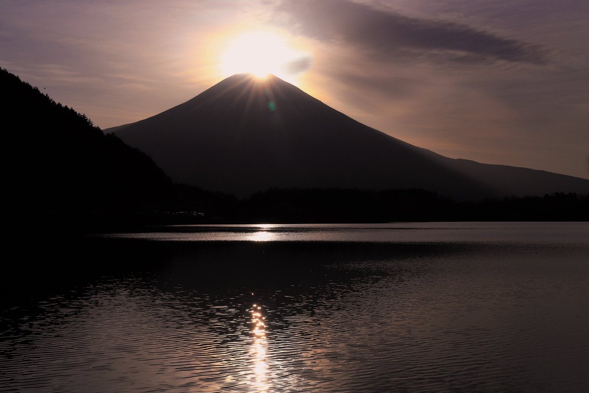 fujiyamajunkie's tweet image. 今日のテーマだとこれも該当する瞬間だよな…ダイヤモンド富士。山頂からゆっくり登る太陽、いつ見ても「うわ…スゲぇな…」なんて思いながらシャッターを切ってる。
@富士宮　田貫湖

東城さん、リスナーの皆様、今日もお疲れ様でした…また来週ー。

#kmix
#パーキー