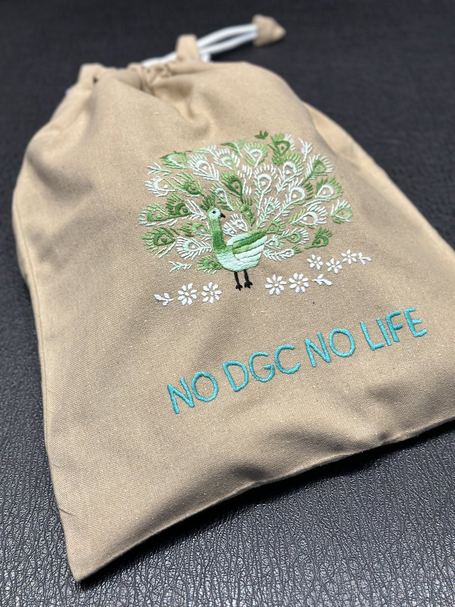 Iwaki_Nikkei's tweet image. インドを知る人ならわかる「DGC」

お世話になった方から、図らずも頂いた名門「デリー・ゴルフ・クラブ」のシューズバッグ。岩城はゴルフやらないから貴重な逸品😭

刺繍も素晴らしいけど，孔雀の羽根をイメージした内側の布の色が最高！

本日から一時帰国。早速，使わせて頂きます‼️

#デリー　#DGC