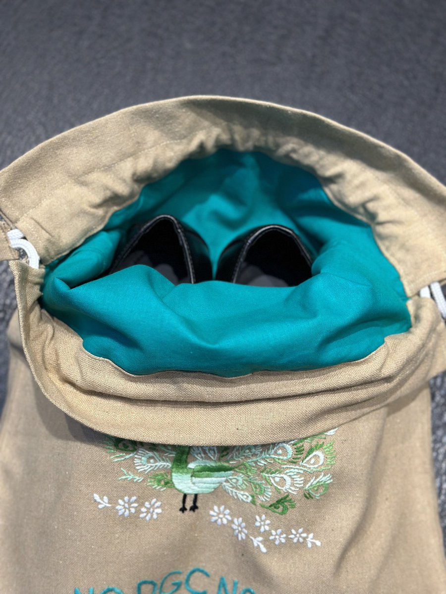 Iwaki_Nikkei's tweet image. インドを知る人ならわかる「DGC」

お世話になった方から、図らずも頂いた名門「デリー・ゴルフ・クラブ」のシューズバッグ。岩城はゴルフやらないから貴重な逸品😭

刺繍も素晴らしいけど，孔雀の羽根をイメージした内側の布の色が最高！

本日から一時帰国。早速，使わせて頂きます‼️

#デリー　#DGC