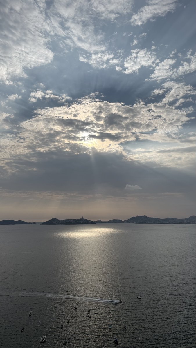 La foto de hoy desde La Bahía más Bella del Mundo! Acapulco.