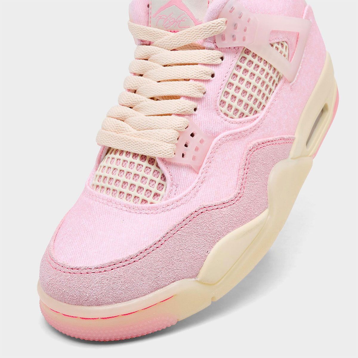 Sneaker News tweet media