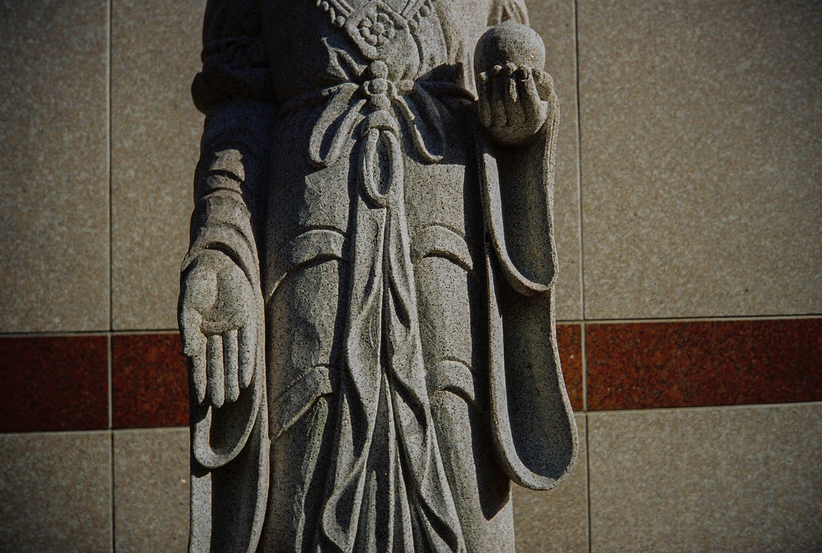 summar2's tweet image. Lomo MC-Aで撮影。32mmの画角、気に入りました。周辺光量低下が良い感じです。撮影講評会やりますよー。#lomomca #lomo #filmcamera #kodak
x.com/iiagallery/sta…