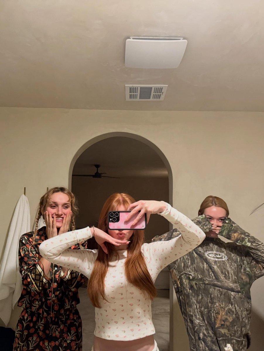 Madelaine Petsch UK tweet media