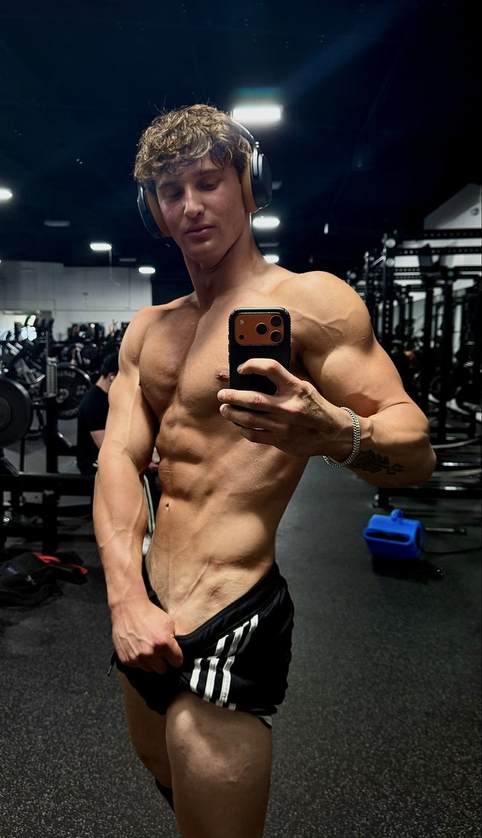 Bromasterrr's tweet photo. Happy Friday https://t.co/YROKNrZmIF