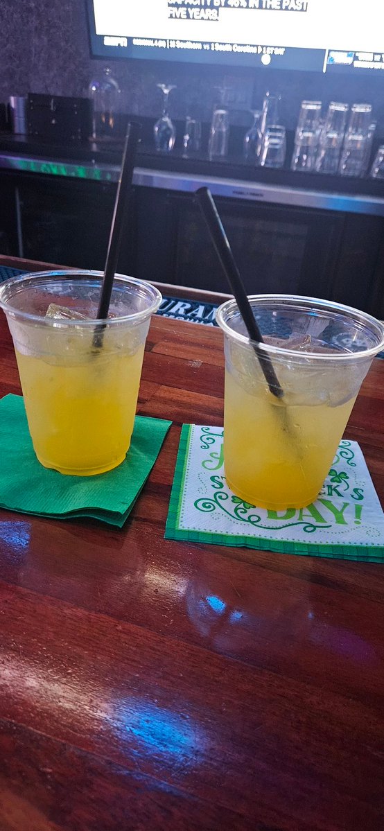 Drinks with a lovely sheep this Friday evening 🦊🐏