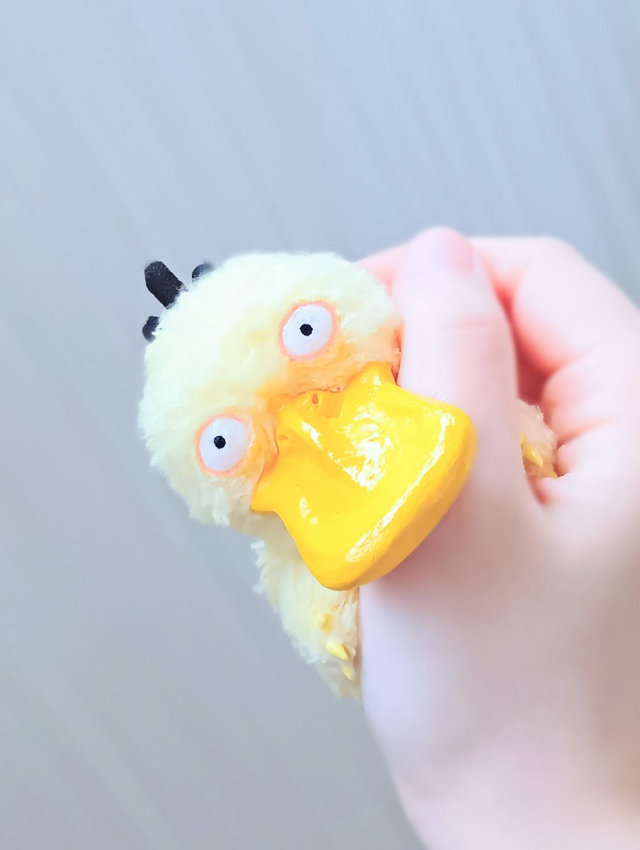 Handmade_Iiro's tweet photo. 以前作ったコダックにワイヤーを入れてみました(•ω•)/
自分で頭を抱えられるようになり←
手のひらにぎゅ〜ってしてくれるようになりました♪
斜めにして手を離しても掴まっていてくれて
可愛さ増々です(⁠*⁠´⁠ω⁠｀⁠*⁠)
#ポケモン
#コダック
#ファンアート https://t.co/ruxTB2aYeL