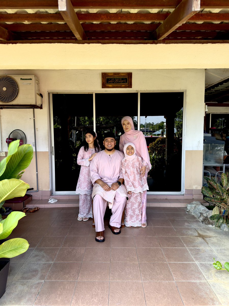 pecal23's tweet photo. Selamat hari raya maaf zahir dan batin. 🫶🏻 https://t.co/C1K6e77NzA