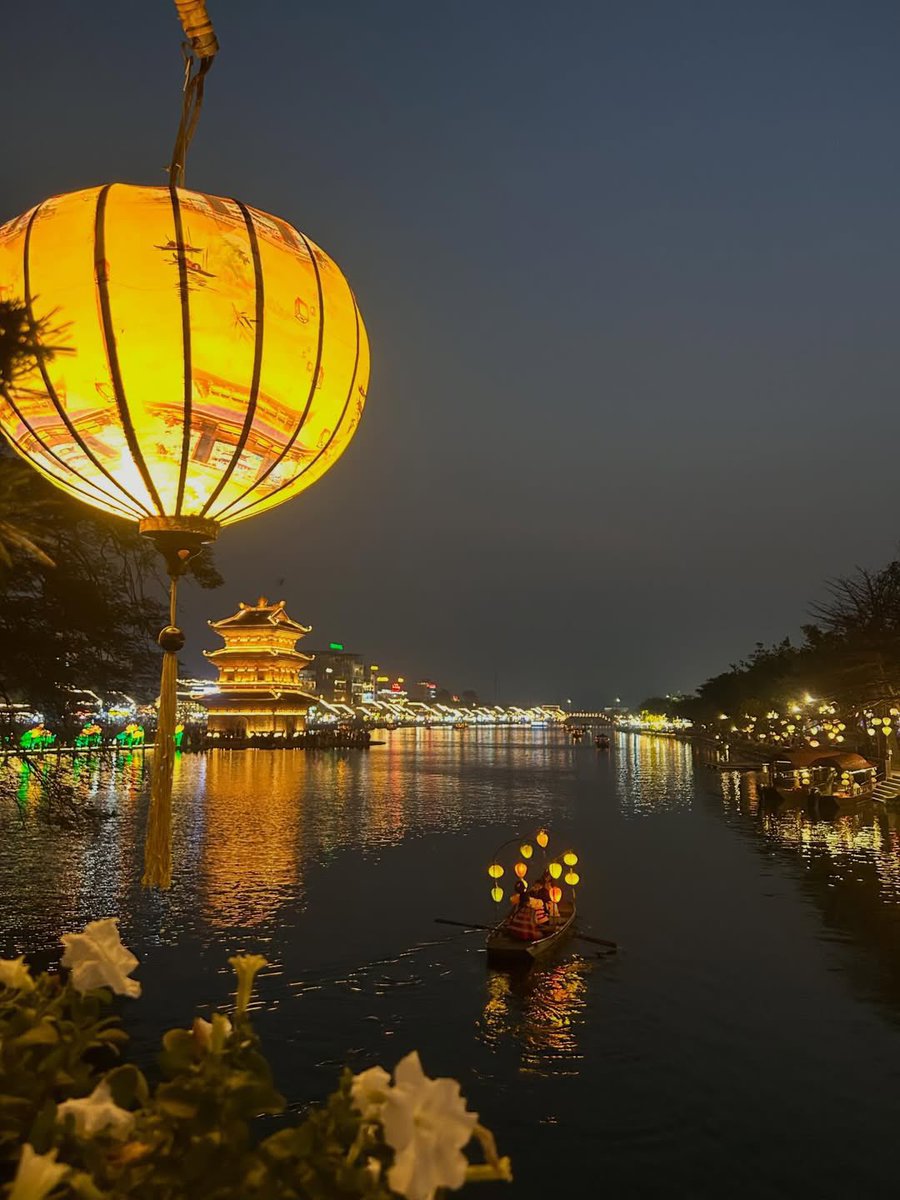 MacTran9's tweet photo. Đêm nay phố lại lên đền đố all đây là nơi nào mà đẹp quá vậy https://t.co/ghrbVXqvPz