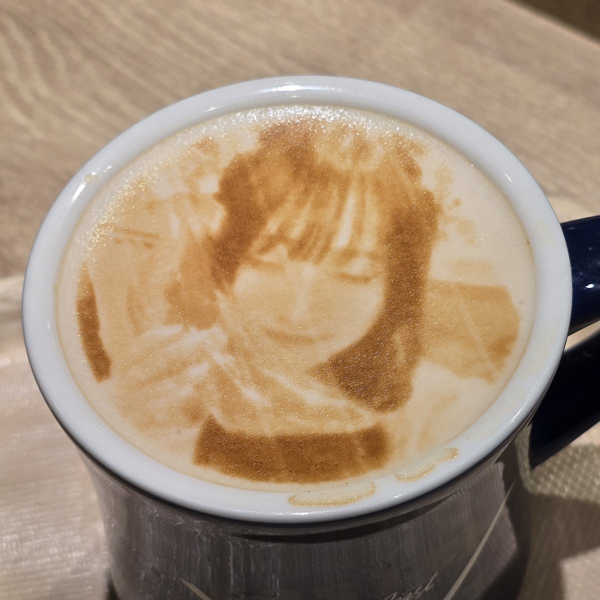 早めに空港に着いたからCafeでゆっくりしようと思って店員さんにお任せでラテアート頼んだら、大スキなあの子のラテアートが出てきたからこれはもう結婚秒読みすきすき🥹🫰🏻