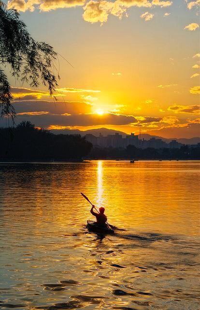 आपका व्यवहार वह इत्र है,जिसकी खुशबू आपके जाने के बाद भी रह जाती है..!
Good morning 🙏🌺