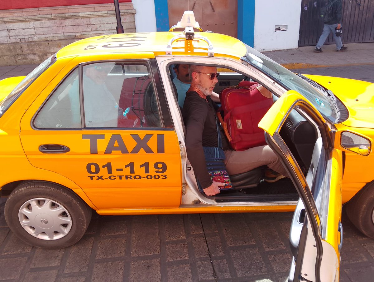 Taxista de la Cd de Oaxaca núm. 01-119 TX-CTRO-003, traía pasajero con el cual hacía un viaje, pero incumplió y lo bajó una cuadra más adelante donde lo abordó para darle servicio a unos extranjeros, ocurrió hoy viernes a las 10:30 am, en la zona ote.<a href="/SEMOVI_GobOax/">Secretaría de Movilidad</a>