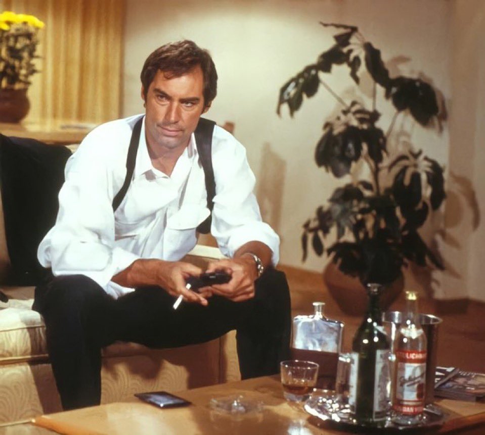GrahamBarratt1's tweet photo. Happy 80th birthday to Timothy Dalton. 🎉🥳🎂🎁 https://t.co/6lv16YwCoM