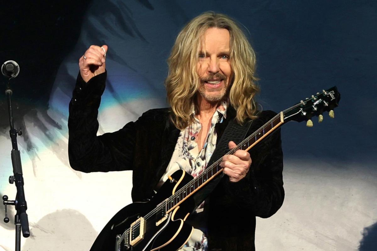 duffdan's tweet photo. THE GRAND ILLUSION

When Styx leader Tommy Shaw goes missing, the band asks doppelgänger David Spade to take his place while the Mystery Inc. gang works to unmask the phantom sabotaging their tour and find their lead singer.

#script #scoobydoo #logline #screenwriting #styx https://t.co/Cnw3JA4u6D