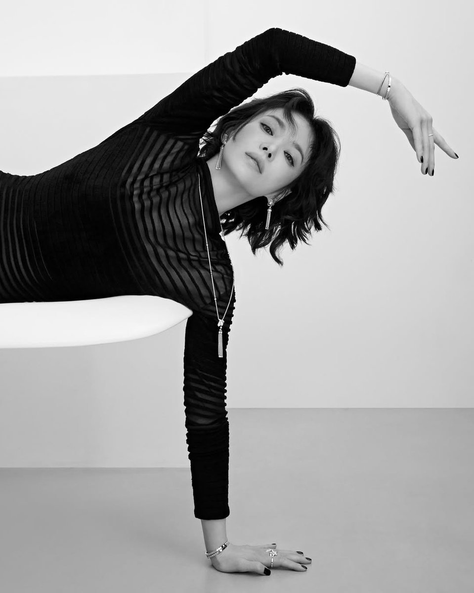 RatuBawel5's tweet photo. Calling her the most beautiful woman in Joseon is an understatement, she should be called the most beautiful woman across the continent.
By Knetz
Theqoo
#송혜교 #SongHyeKyo #covermagazine #covergirl #voguekorea https://t.co/uxlHsDCIE5