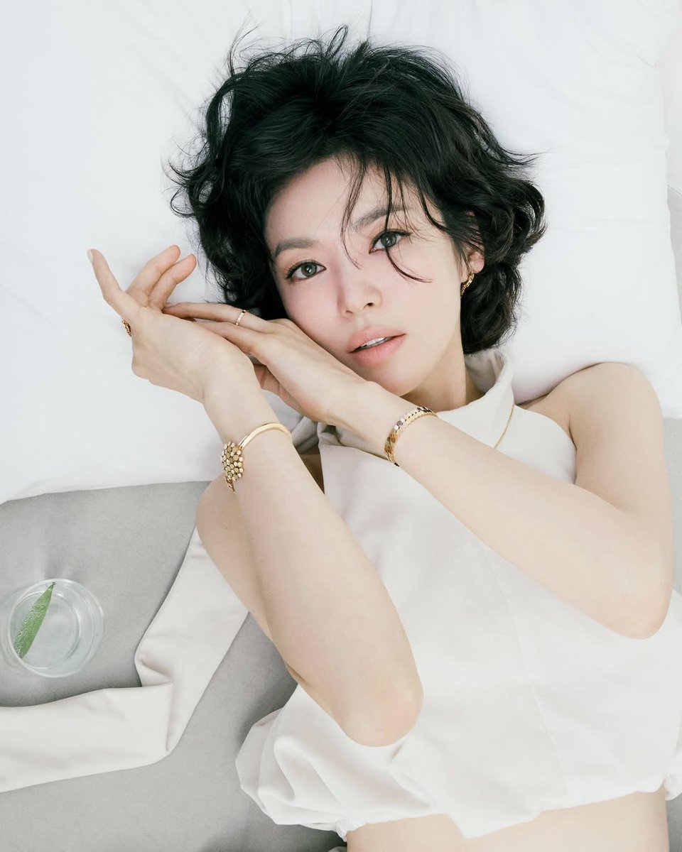 RatuBawel5's tweet photo. Calling her the most beautiful woman in Joseon is an understatement, she should be called the most beautiful woman across the continent.
By Knetz
Theqoo
#송혜교 #SongHyeKyo #covermagazine #covergirl #voguekorea https://t.co/uxlHsDCIE5