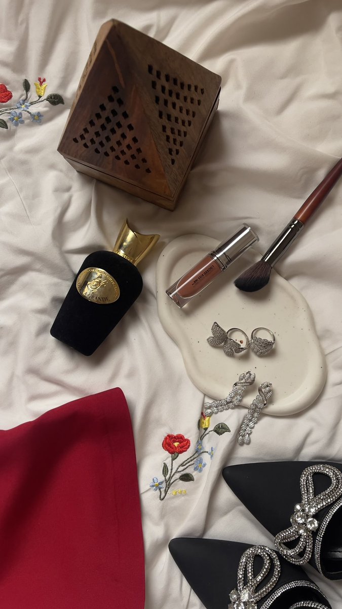 Meej95_'s tweet photo. سيّدة الأسود والأبيض والسماوي 
أيّ لون انتي اخترتيه ؟ يتسيّد
ㅤ 
 مبسمك صبحٍ على الأحداق ضاوي
من يشاهد " ثغرك الوضّاح " عيّـد https://t.co/6oawXV5qco