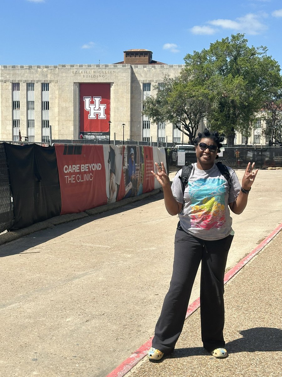 DanielleRedhea2's tweet photo. Since UH is closed for Spring Break this week, campus was pretty empty. I spent most of the day at the GCSW sending emails and completing homework assignments. I did run into a former  @BeALonghorn coworker, Linda Hamilton! We used to be admissions counselors for UT Austin. ☀️ https://t.co/tMGeAoz0JU