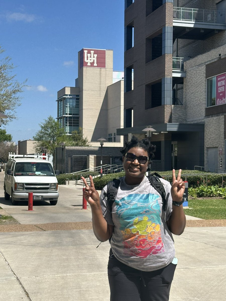 DanielleRedhea2's tweet photo. Since UH is closed for Spring Break this week, campus was pretty empty. I spent most of the day at the GCSW sending emails and completing homework assignments. I did run into a former  @BeALonghorn coworker, Linda Hamilton! We used to be admissions counselors for UT Austin. ☀️ https://t.co/tMGeAoz0JU