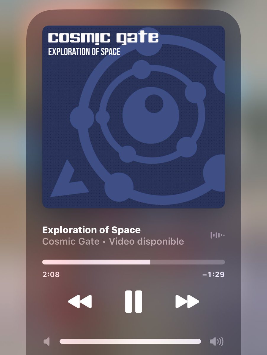 Yo un viernes sacando ropa que no uso para regalar , con este rolonnnnn de fondo. Háganlo , la canción les hará entender que basta ya de guardar esa pieza que tanto quieres pero no usas. 😂