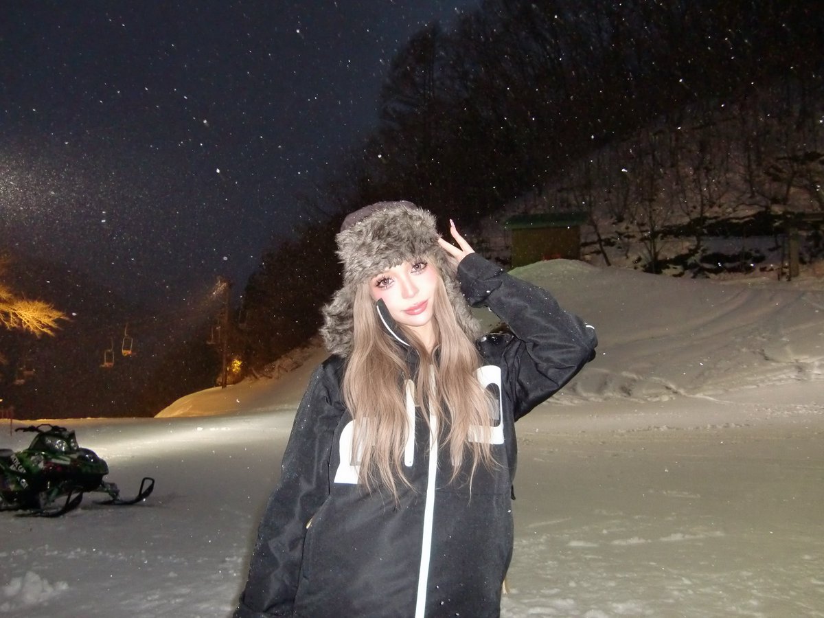 _______maa's tweet photo. リアル小さい頃、ママが使ってくれてたデジカメ譲って貰ったんだけど、
雪とかと撮ったらエモすぎてほぼAI😮‍💨💘
色味とか画質も良すぎて鬼盛れすぎて、
このカメラ周りの友達とかも良すぎて
メルカリで探し出そうとしてくれる👌🏽笑
流行ってない気がするからのせる
マッジおすすめ https://t.co/qynARHbK6i