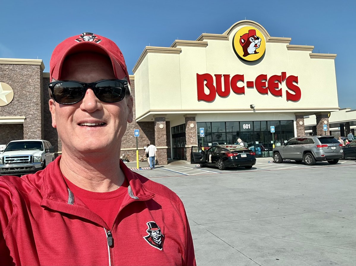 MGWaltLord's tweet image. Posting a bit late, thanks to a long drive home from Atlanta, a @GovsWLAX clinic, and a @GovsBSB game…but we still have a few hours left in his #SeeRedFriday!

I never miss an opportunity to show the Gov’s Head in front of our old friend, Buc-ee!

#IfYouKnowYouKnow |