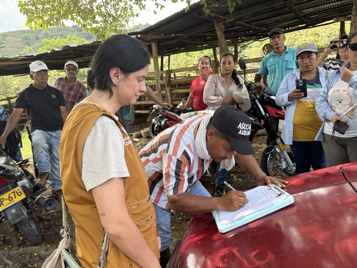Coordcampesina's tweet photo. Hoy fue un día histórico para nuestro proceso🎉

La Asociación de Campesinos y Productores Agrarios de Altamira, filial de @Coordcampesina y @campoenjuntanza ✊🏽 recibió de @AgenciaTierras una finca de más de 100 hectáreas en Tarqui para volver a la tierra a sembrar dignidad 🌾👨‍🌾 https://t.co/WwqfGZ3PmQ