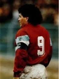 CHERQUIS BIALO Y LOS 9 MARADONA

Hay por lo menos ocho o nueve Maradona.

Hay un Maradona que jugó al fútbol.

Hay un Maradona que alcanzó la celebridad.

Hay un Maradona hijo, que murió cuando murieron sus padres.

Hay un Maradona padre, que se reinventa cada día.

Hay un