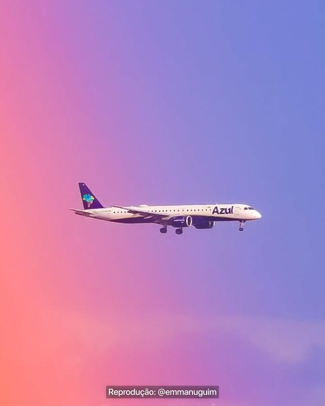 EXTREMELY RARE🚨: Brazilian Photographer Captures Plane flying through a Rainbow.😮😍