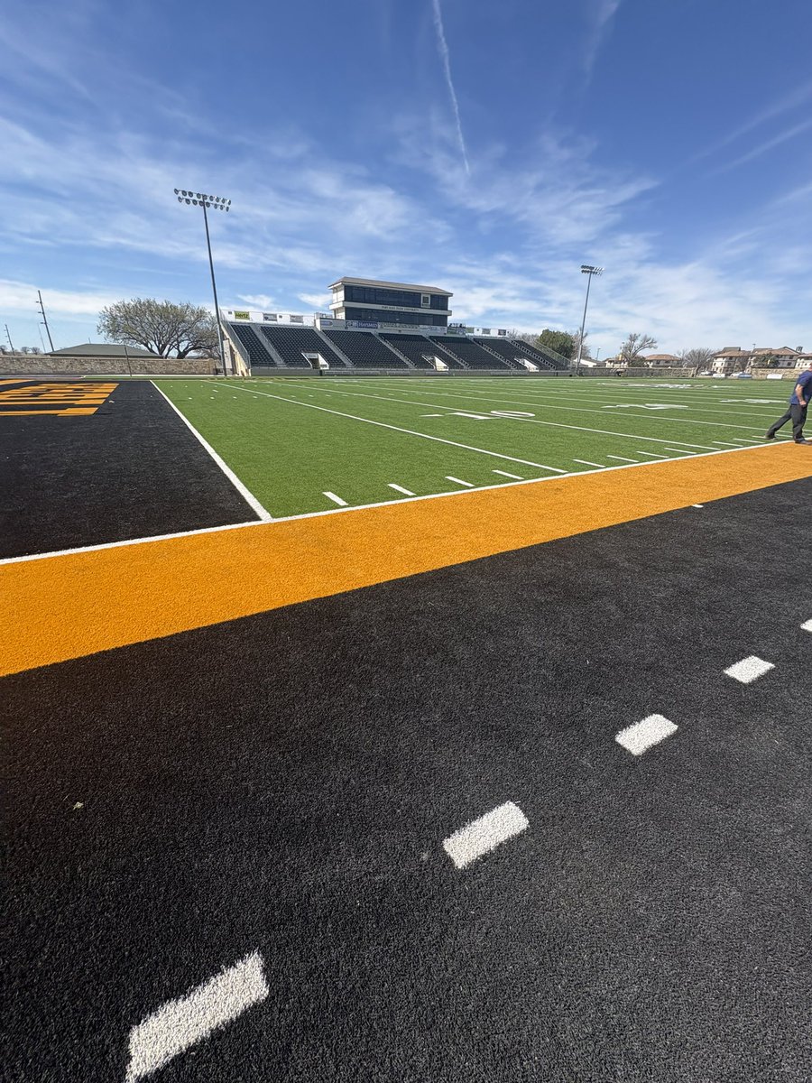 V1nceBasham's tweet photo. Big thanks to @FHSUFootball and especially @Coach_CorbinLB for letting me and my team tour the facilities. Had a great time, and enjoyed my stay. https://t.co/fYscb2fk50