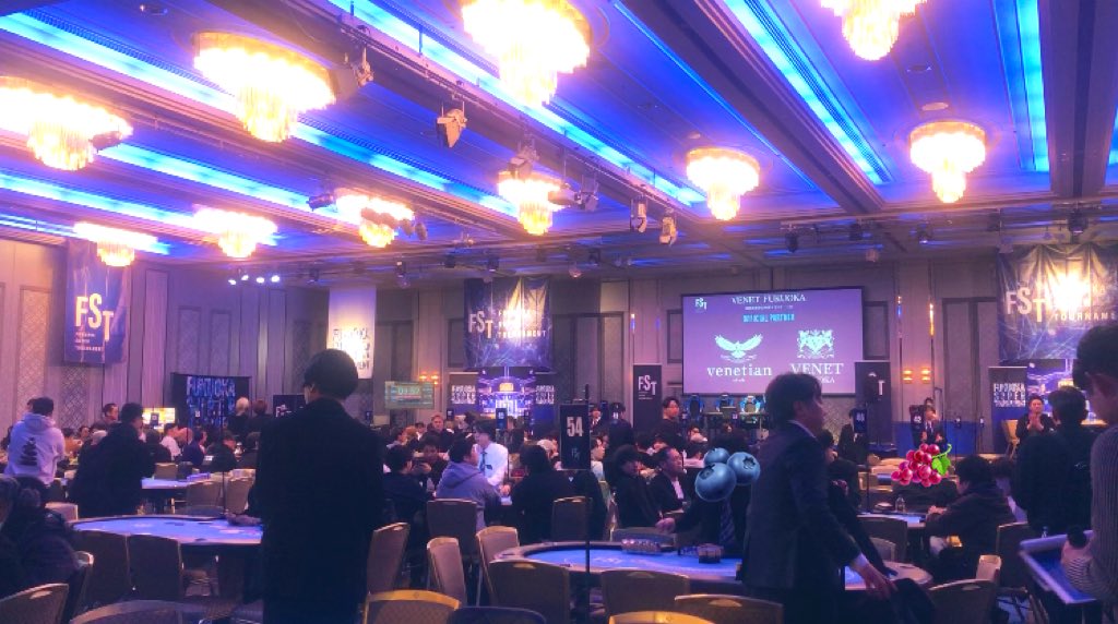 nabeBGF's tweet photo. 福岡で開催されているポーカーの大型大会、FSTに参加🚶‍♂️
店舗の予選で勝ってチケット獲得して参加しました
会場全体の上品な熱狂の雰囲気、よき！今年はかなりポーカーに熱中してました〜また参加したいね

8ポケオールインが♠︎7♠︎6にコール&amp;フラッシュ完成させられて散りました🫠 https://t.co/UPNUQ5SVvH