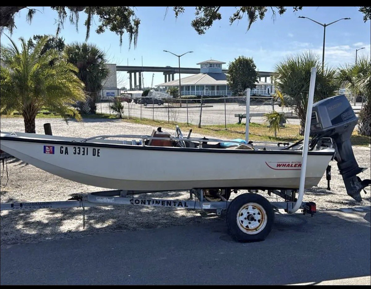 melnickta's tweet photo. Day 1 of the “Bluff Buoys” #BostonWhaler restoration. Plan is to repaint inside classic whaler blue, polish hull, new mahogany and re-power with a new 25 or 30hp outboard. Wish me luck! https://t.co/tLSiGigDMV