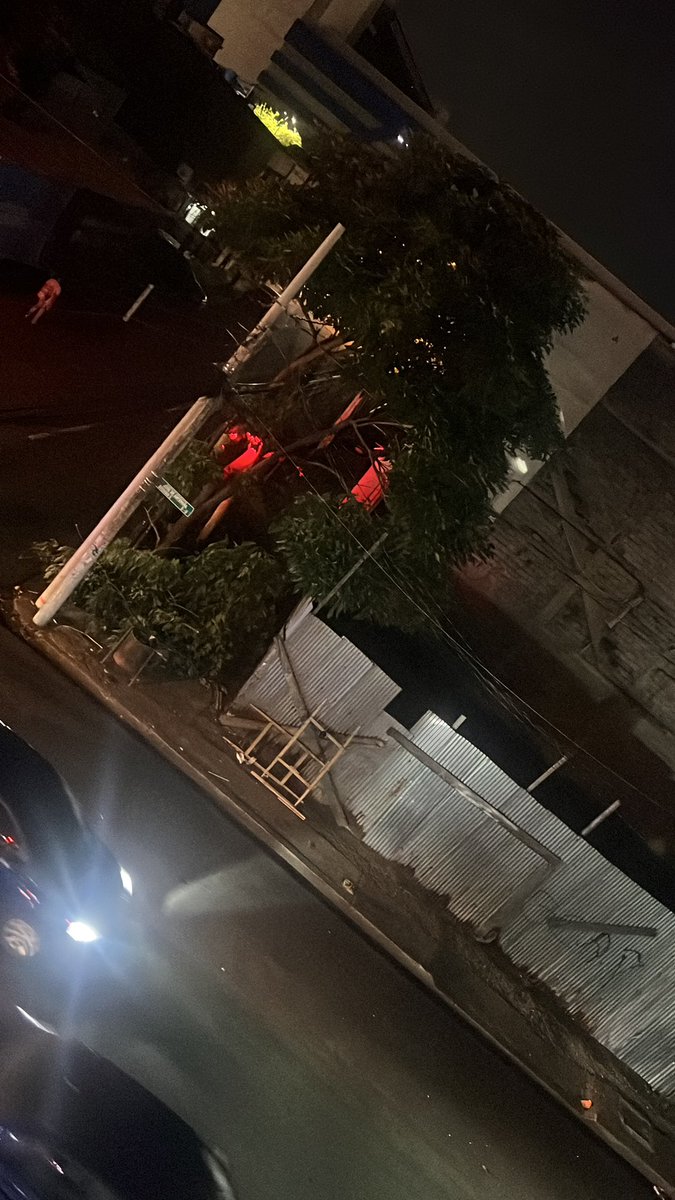 CorinaNuez12's tweet photo. @CNEL_EP ya no sabemos qué más hacer por favor conectaron la luz se fueron y sólo duró 10 min la luz nuevamente sin luz hasta cuando tenemos q esperar que arreglen bien mis electrodomésticos se van a quemar https://t.co/1Vqz1Vg0HC