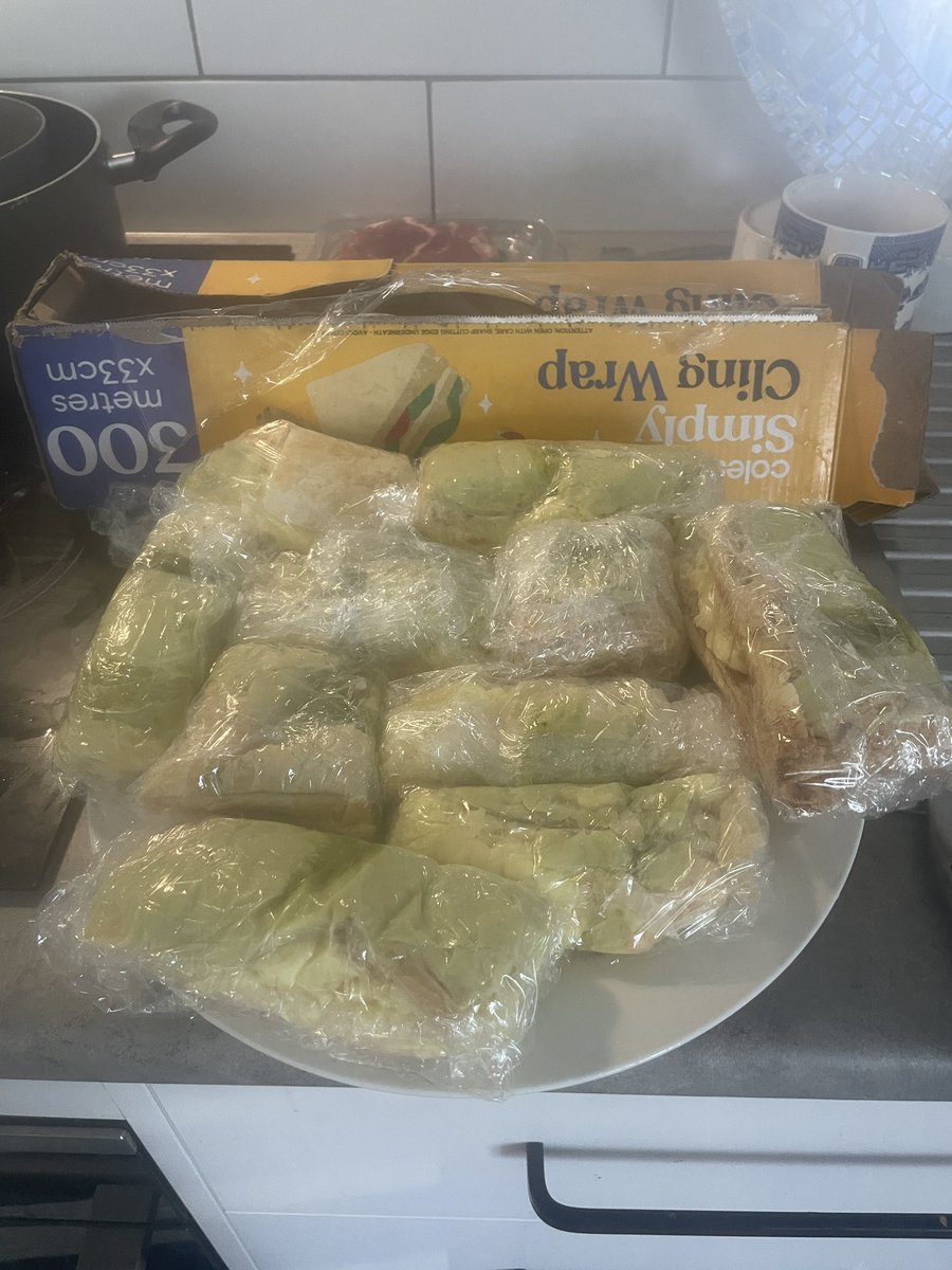 CathCath77's tweet image. Should freeze well. Ready for visitors and late night munchies if there s one thawed. $6 to make 15 .. 40c each— or so #VanillaSlices. #Matcha powder icing…