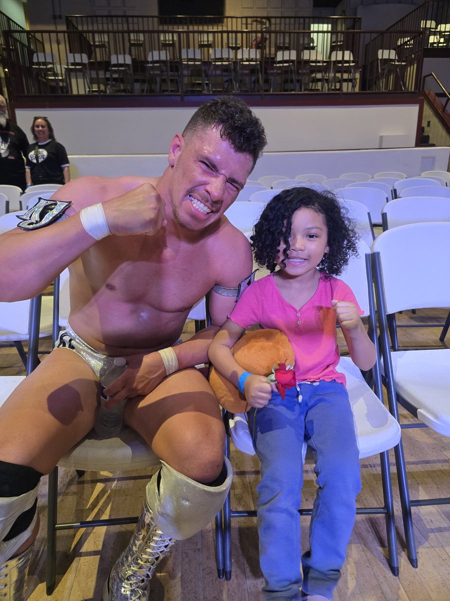ddsgucci's tweet photo. @KJOrso she still wanted a photo with you after all these years https://t.co/6idrF41lKY