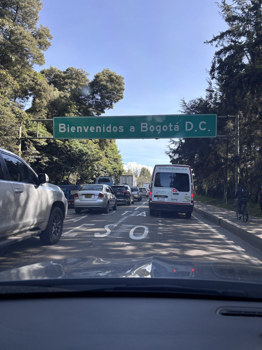 febuitra's tweet photo. Con este trancón, el letrero sobra https://t.co/slqc1XZq2L