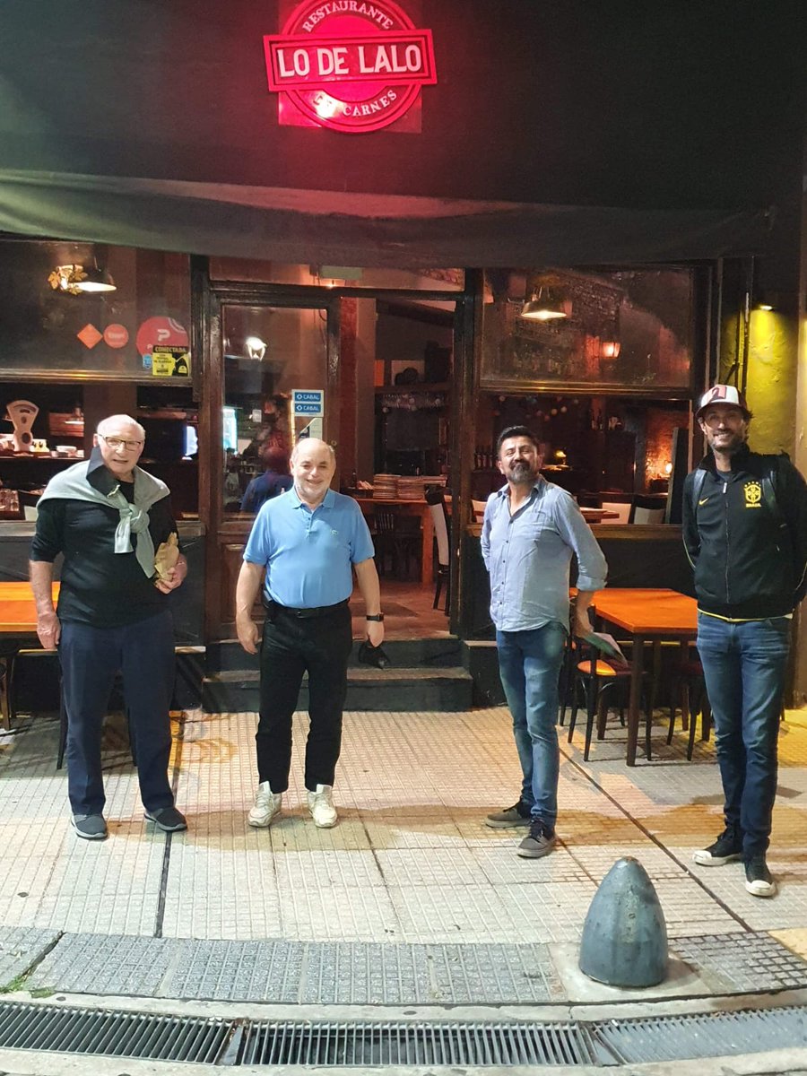 TognettiDaniel's tweet photo. Fue un fuera de clase,
testigo de una era dorada: Vilas, Lole, Diego, Monzon, Don Julio, los lunes esperando El Gráfico.

Juntarnos a comer un churrasco en Lo de Lalo con @tunykollmann con solo dos reglas, el contaba anécdotas y nosotros escuchábamos.

Abrazo, amigo Ernesto. https://t.co/UdO5Bl8tPL
